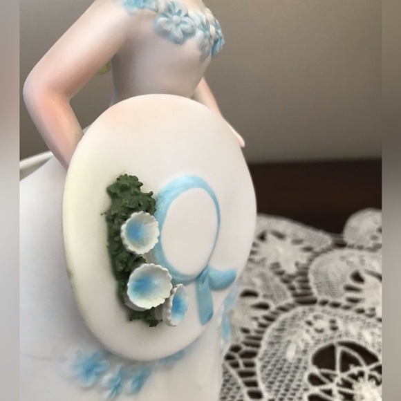 Vintage Lady Vase- Baby Blue and White ESD - Picture 9 of 12